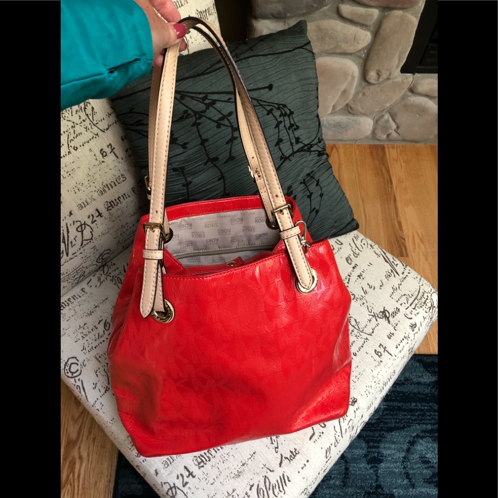 🎈SOLD🎈Michael Kors coralred monogram patten lea